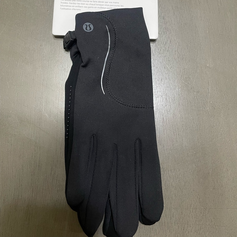 Lululemon Fast and Free Fleece Running gloves.